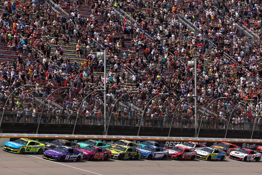 Ryan Blaney, Team Penske Ford, Denny Hamlin, Joe Gibbs Racing Toyota