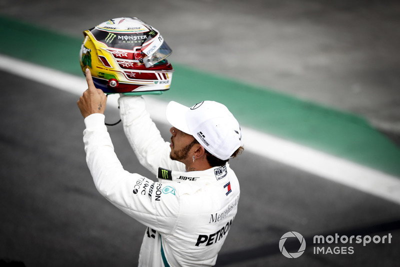 Lewis Hamilton montre son hommage à Ayrton Senna sur son casque