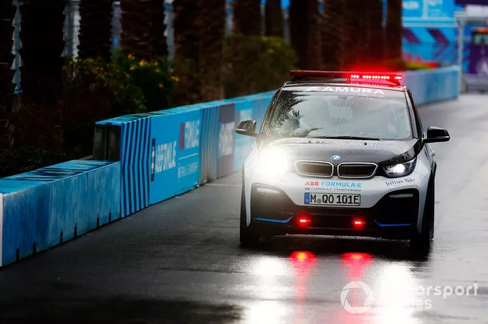 El auto del director de carrera en la pista