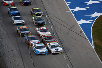 Restart: Kevin Harvick, Stewart-Haas Racing, Ford Fusion Mobil 1, Ryan Blaney, Team Penske, Ford Fusion Accella/Carlisle