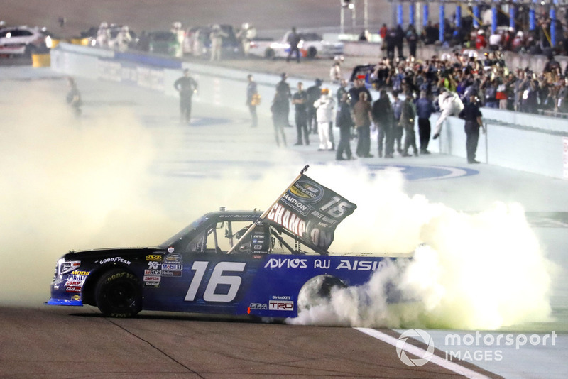 Ganador Brett Moffitt, Hattori Racing Enterprises, Toyota Tundra AISIN Group celebra