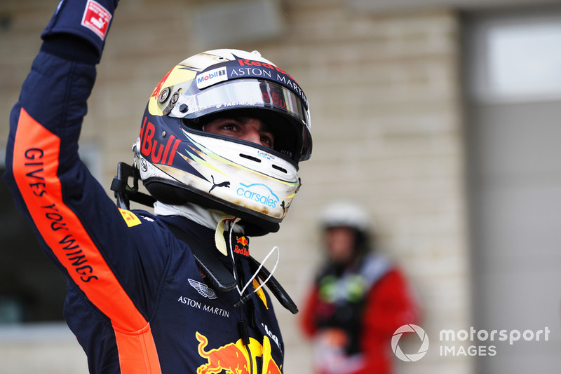 Daniel Ricciardo, Red Bull Racing, saluta i tifosi