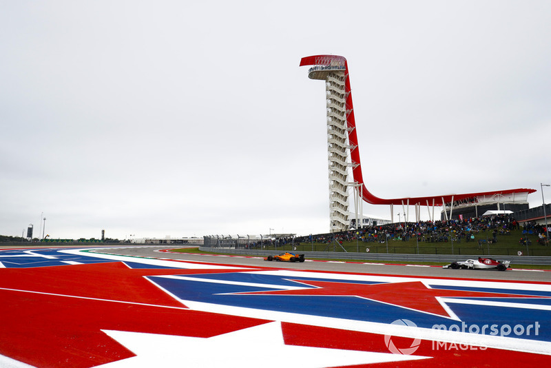 Stoffel Vandoorne, McLaren MCL33, precede Marcus Ericsson, Sauber C37