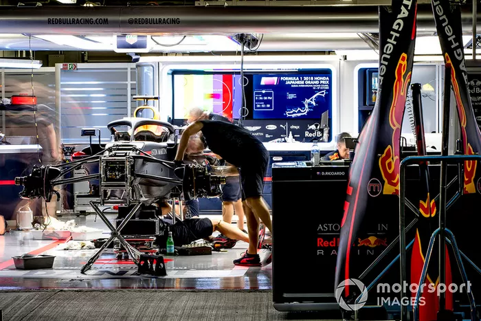 Los ingenieros trabajan en el auto de Daniel Ricciardo, Red Bull Racing RB14, en el garaje.