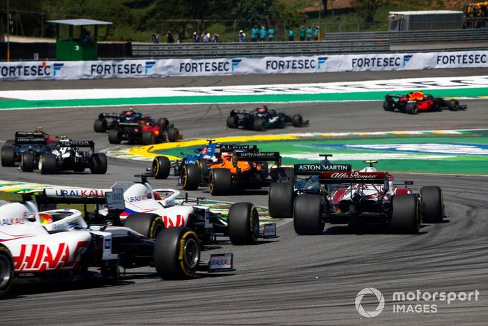 Sergio Pérez, Red Bull Racing RB16B, Lewis Hamilton, Mercedes W12, Valtteri Bottas, Mercedes W12, Charles Leclerc, Ferrari SF21, y el resto de la parrilla en la reanudación