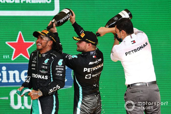 Podio: ganador Lewis Hamilton, Mercedes, tercer lugar Valtteri Bottas, Mercedes, Leonardo Donisete da Silva ingeniero de Mercedes