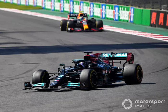 Lewis Hamilton, Mercedes W12, Sergio Pérez, Red Bull Racing RB16B