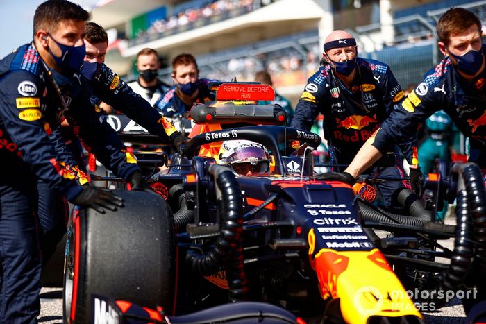 Max Verstappen, Red Bull Racing RB16B, llega a la parrilla