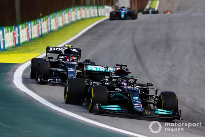 Lewis Hamilton, Mercedes W12, Pierre Gasly, AlphaTauri AT02