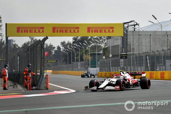 Antonio Giovinazzi, Alfa Romeo Racing C41, Lewis Hamilton, Mercedes W12