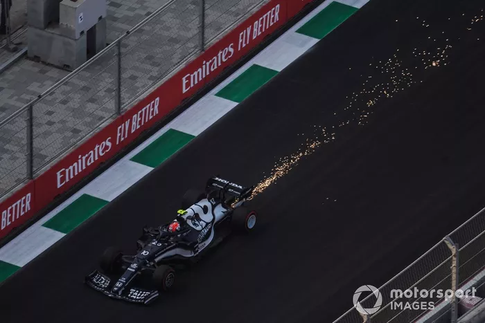 Pierre Gasly, AlphaTauri AT02, echa chispas