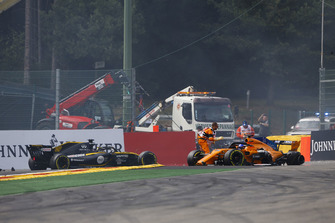 Nico Hulkenberg, Renault Sport F1 Team R.S. 18, a percuté Fernando Alonso, McLaren MCL33, au départ