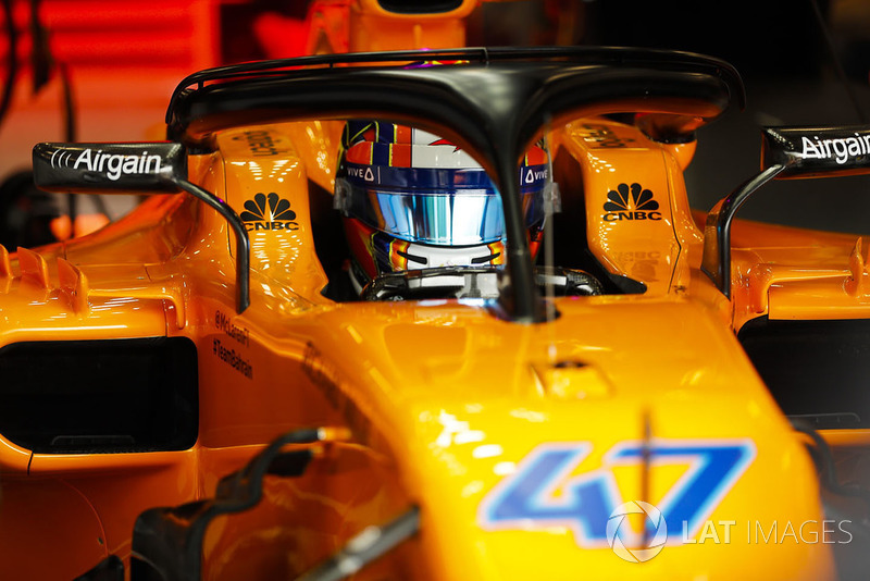 Lando Norris, McLaren MCL33, nel garage