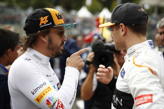 Fernando Alonso, McLaren, e Stoffel Vandoorne, McLaren, in griglia di partenza