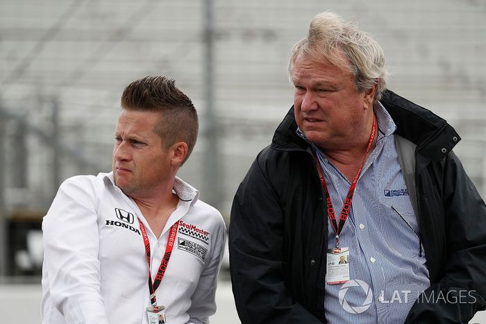 Dale Coyne se inspira en el peinado de James 