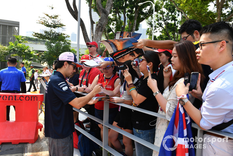 Sergio Perez, Racing Point Force India F1 Team, con aficionados