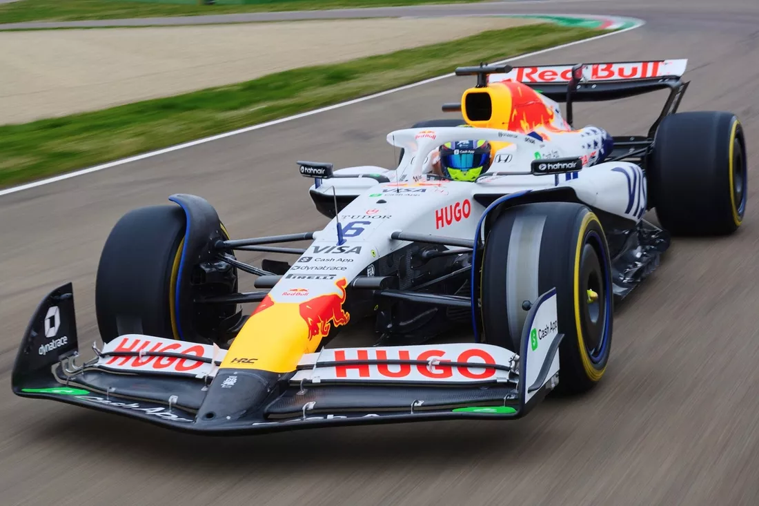 F1 VCARB レーシングブルズ　プルオーバー　トレーナー　ヒューゴボス レーシングブルズVCARB 02カラーリング F1