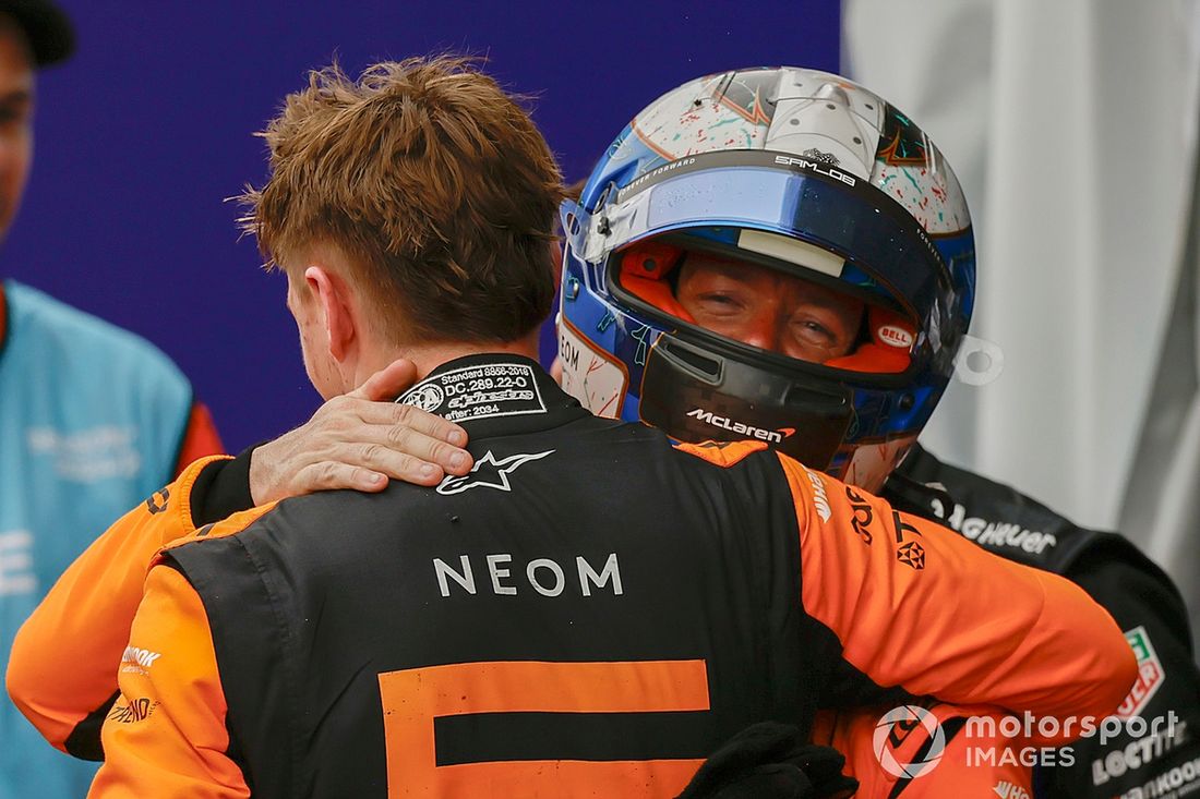 Sam Bird , NEOM McLaren Formula E Team abraza al tercer clasificado Taylor Barnard , NEOM McLaren Formula E Team en señal de felicitación