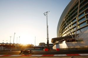 Lando Norris, McLaren MCL38, Oscar Piastri, McLaren MCL38, na volta de formação
