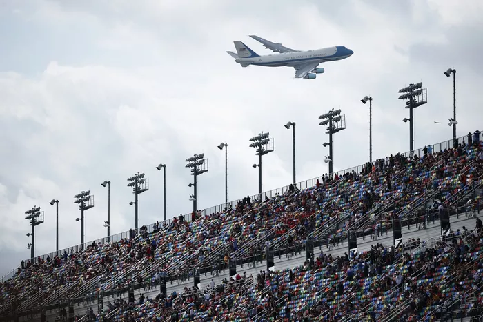 El Air Force One se deja ver en la visita del presidente de Estados Unidos, Donald Trump, a las 500 Millas de Daytona