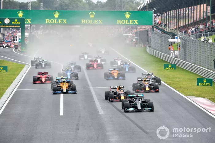Lewis Hamilton, Mercedes W12 Max Verstappen, Red Bull Racing RB16B, Lando Norris, McLaren MCL35M y Valtteri Bottas, Mercedes W12 al inicio de la carrera