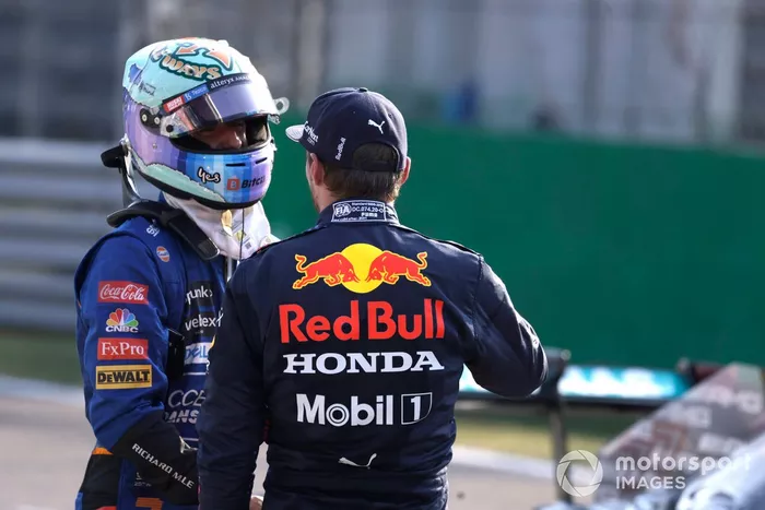 Tercer lugar de la carrera sprint Daniel Ricciardo, McLaren y el segundo lugar Max Verstappen, Red Bull Racing