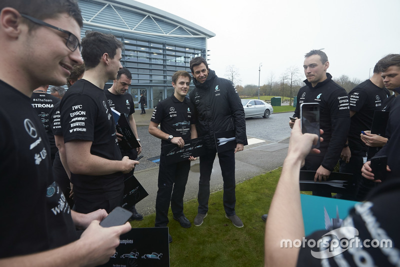 Тото Вольф, исполнительный директор Mercedes AMG F1, сотрудники команды