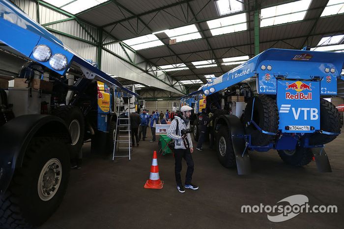 Los equipos se preparan en Le Havre para el largo viaje a Lima, Perú
