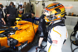 Stoffel Vandoorne, McLaren, stands by his car