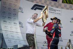 Max Verstappen, Red Bull Racing en Jonathan Wheatley, Red Bull Racing Team Manager op het podium