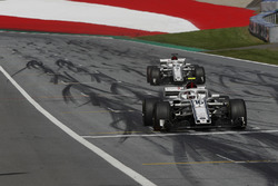 Charles Leclerc, Sauber C37 and Marcus Ericsson, Sauber C37 cruza la meta