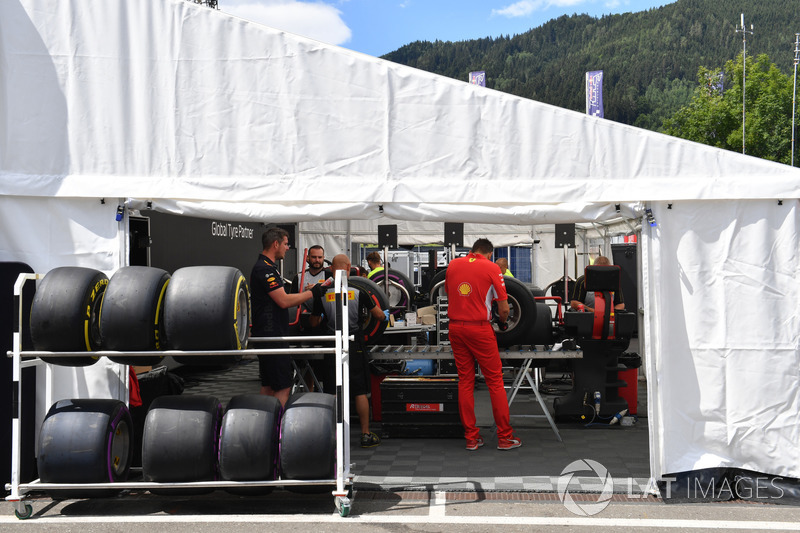 Area di preparazione delle gomme Pirelli