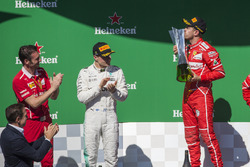 Podio: ganador de la carrera Sebastian Vettel, Ferrari, Segundo lugar Valtteri Bottas, Mercedes AMG