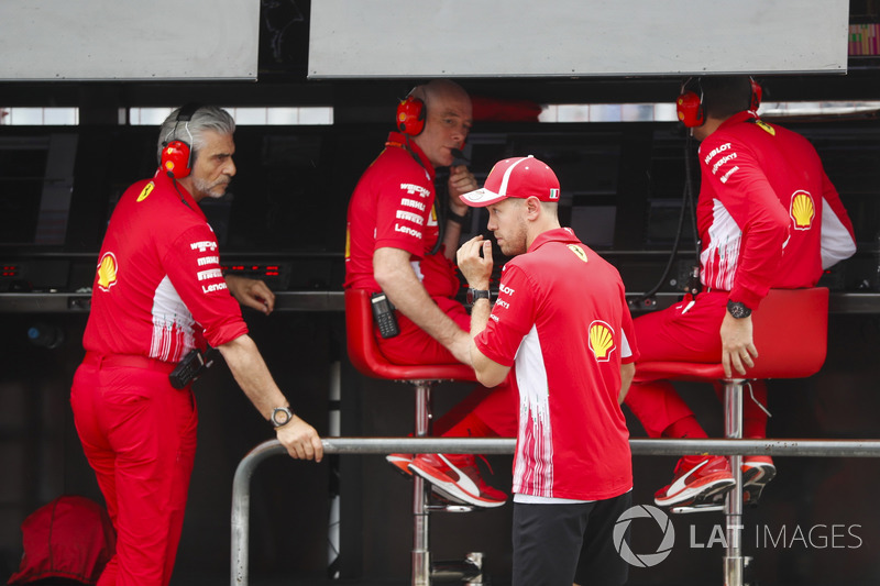 Después de chocar, Sebastian Vettel, Ferrari, habla con Maurizio Arrivabene, director del equipo Ferrari, y Jock Clear, Director de Ingeniería, Ferrari