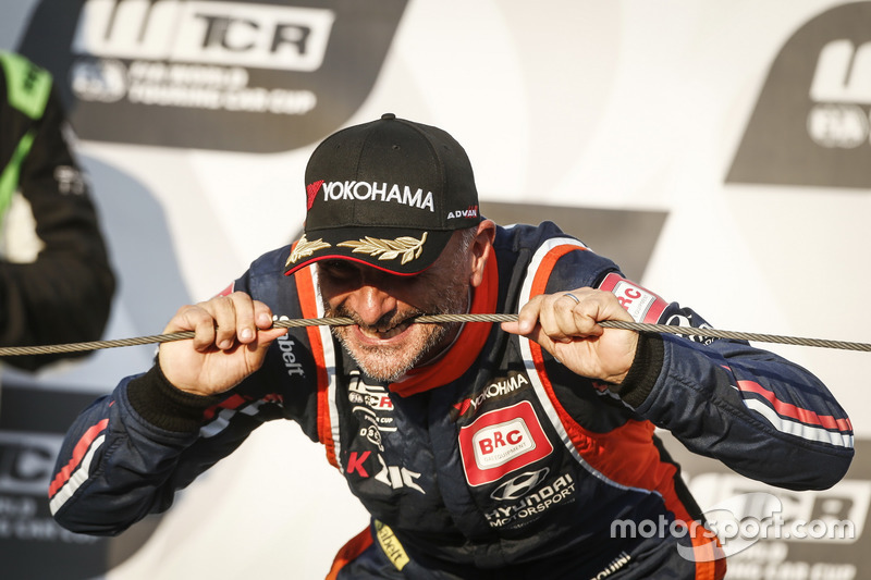 Podio: il vincitore della gara Gabriele Tarquini, BRC Racing Team Hyundai i30 N TCR