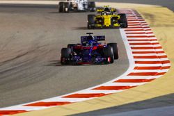 Brendon Hartley, Toro Rosso STR13 Honda, Carlos Sainz Jr., Renault Sport F1 Team R.S. 18