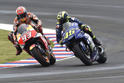 Marc Marquez, Repsol Honda Team, Valentino Rossi, Yamaha Factory Racing se touchent
