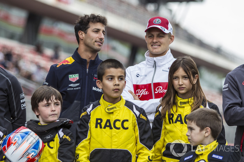 Daniel Ricciardo, Red Bull Racing and Marcus Ericsson, Sauber with the RACC Cadet Karters
