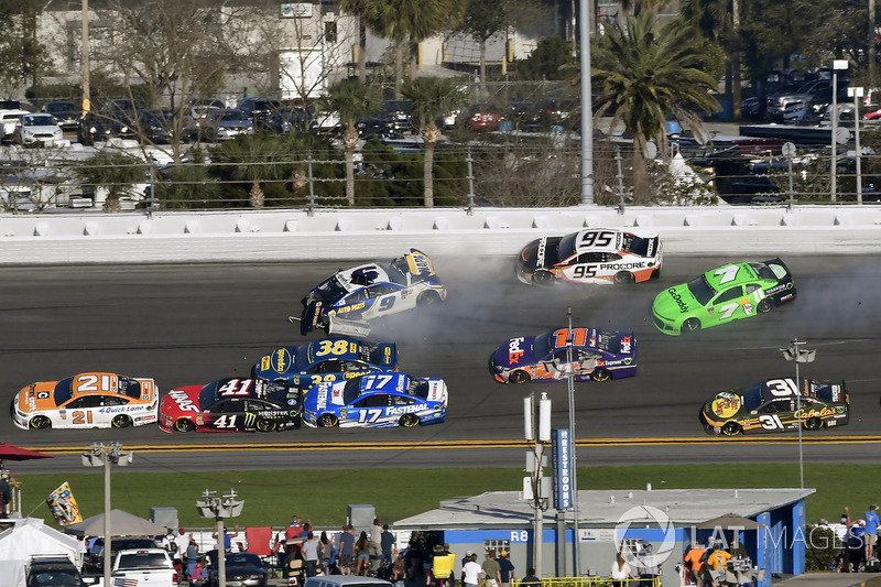 Chase Elliott, Hendrick Motorsports Chevrolet Camaro, Kasey Kahne, Leavine Family Racing Chevrolet Camaro en Danica Patrick, Premium Motorsports Chevrolet Camaro wreck