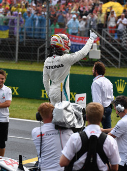 Lewis Hamilton, Mercedes-AMG F1 W09 celebrates in parc ferme