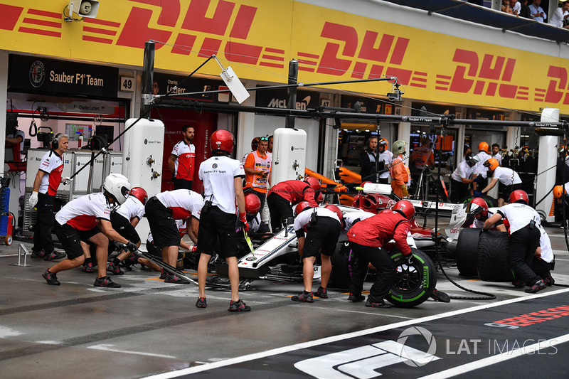 Marcus Ericsson, Sauber C37 pit stop