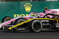 Esteban Ocon, Force India VJM11, en lutte avec Carlos Sainz Jr., Renault Sport F1 Team R.S. 18