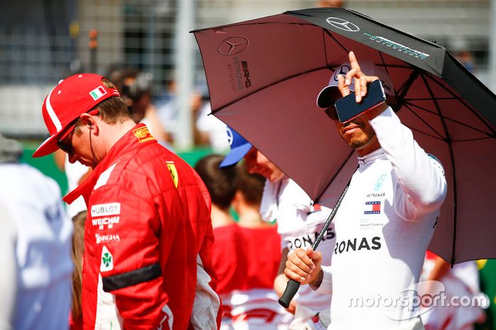 Kimi Raikkonen, Ferrari, y Lewis Hamilton, Mercedes AMG F1