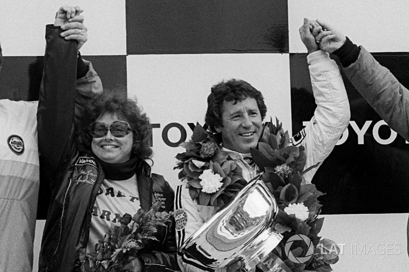 Mario Andretti, Lotus, celebra el título en el podio con su esposa Dee Ann Andretti