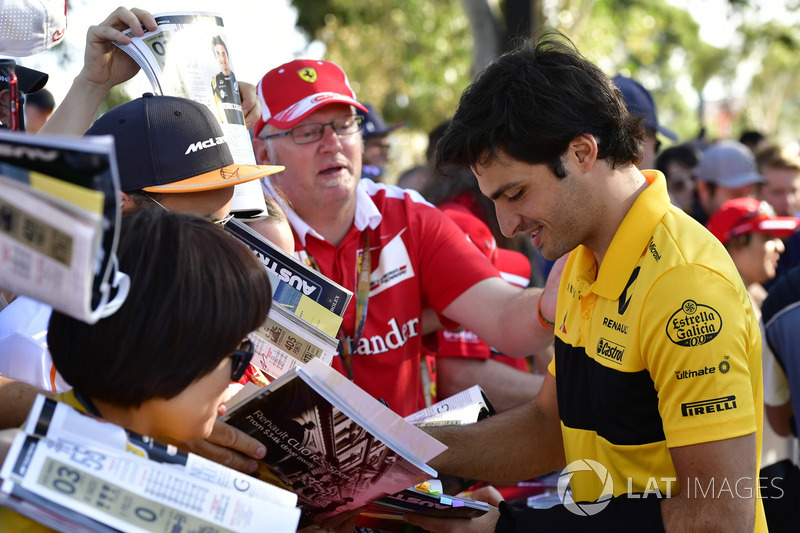 Carlos Sainz Jr., Renault Sport F1 Team signs autographs for the fans