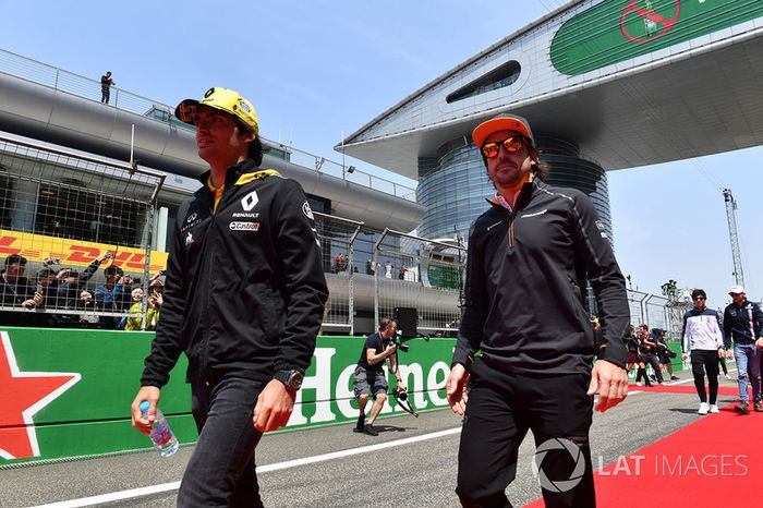 Carlos Sainz Jr., Renault Sport F1 Team y Fernando Alonso, McLaren  en el desfile de pilotos