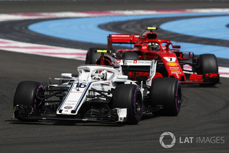 Charles Leclerc, Sauber C37, precede Kimi Raikkonen, Ferrari SF71H
