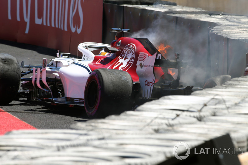 Marcus Ericsson, Sauber C37 crashes in FP1 and catches fire