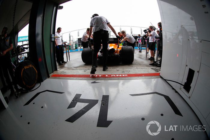 Fernando Alonso, McLaren MCL33 Renault, de regreso al garaje