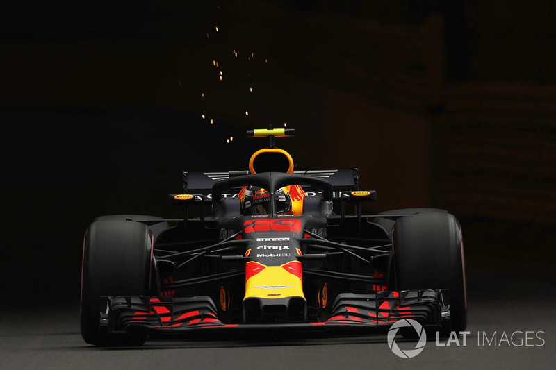 Max Verstappen, Red Bull Racing RB14, fait des étincelles